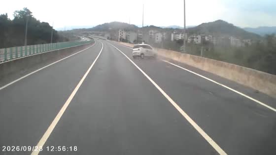 Car loses control and overturns on highway in Zhejiang, China
