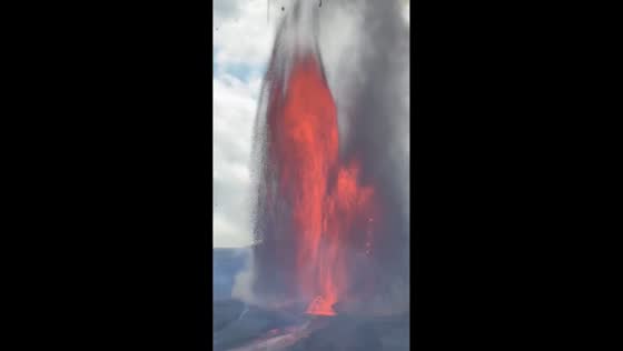 Powerful lava fountains erupt from Kīlauea summit in Hawaii, USA