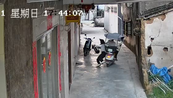 E-bike passenger falls and spills her load in Guangdong, China