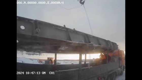 Miraculous escape: workers narrowly dodge collapsing beam in Russian incident