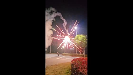 Man narrowly escapes firecracker mishap in Jiangsu, China