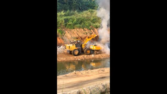 Front loader douses flames to save nearby excavator in Guangdong, China