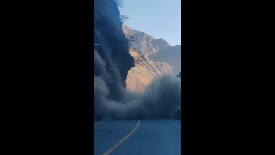 Massive landslide captured on mountain road in Sichuan, China