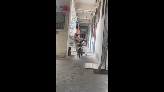Child falls off bicycle after calling out to parent in Hubei, China