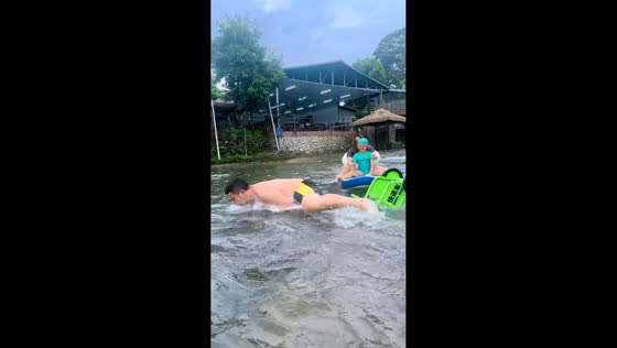Man falls off water tricycle during resort ride in Guangdong, China