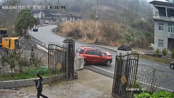 Pedestrians narrowly avoid spinning car crash in Hunan, China