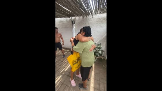 Grandmother faints briefly from excitement during surprise birthday in Buenos Aires, Argentina