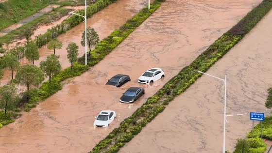 Vehicles stranded as severe flooding engulfs roadway in Guangdong, China