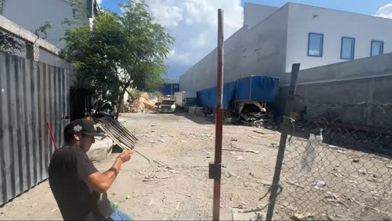 Man falls while trying to close broken gate in Santa Catarina, Mexico