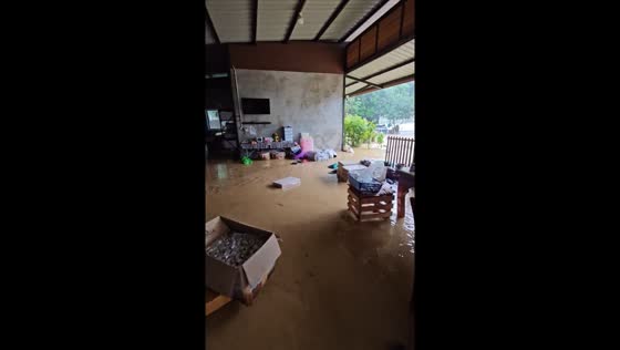 Flooding in Tha Yang District sweeps away belongings