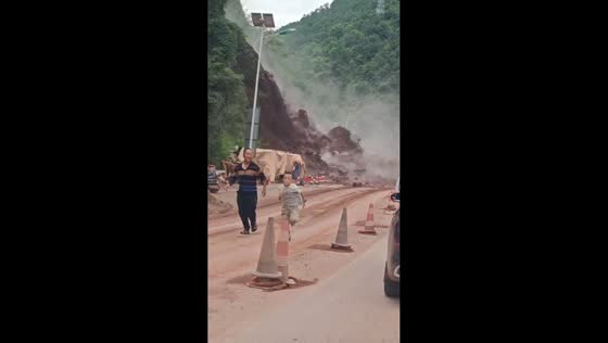 Massive rockfall forces drivers to flee in Yunnan, China