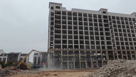 Building begins to collapse during demolition work in Zhejiang, China