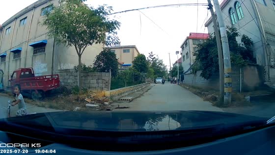 Child on bicycle blocks road and cries until grandma rescues in Shandong, China