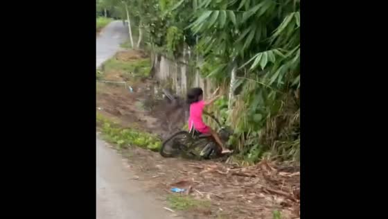 Child falls into ditch after losing control of bicycle in Thailand