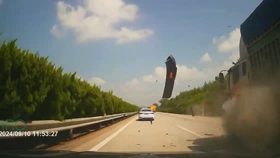 Truck tire blows out on highway in Shandong Province, China
