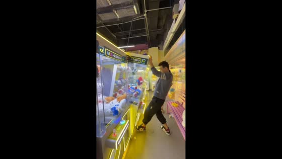 Man pulls and tilts claw machine to win doll in Shandong, China