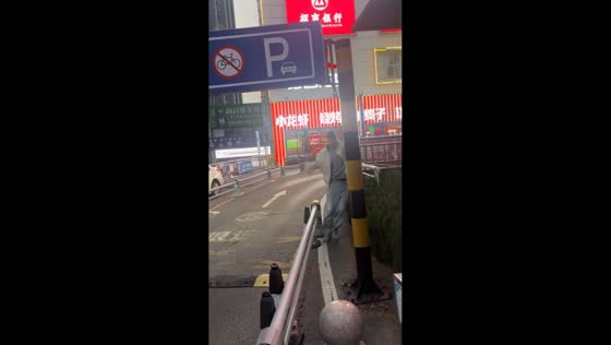 Man startled by sudden parking boom gate in Shandong, China