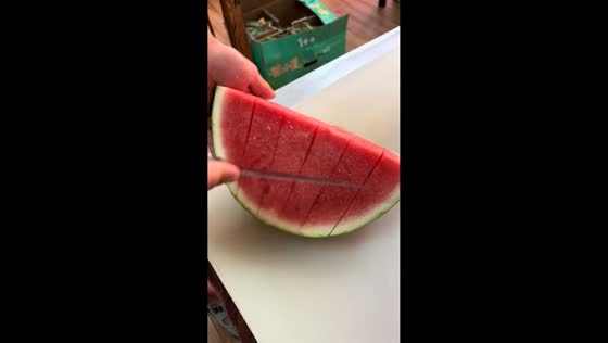 Simple watermelon-cutting method showcased in Fujian, China