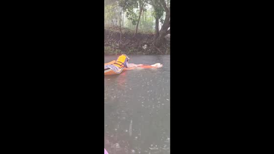 Dog rescues owner during flood in Jiangsu, China