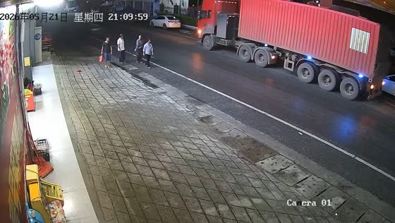 Driver stops runaway truck after pedestrians spot it rolling backward in Hunan, China