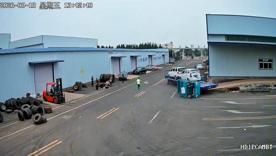 Utility truck falls from car carrier during turn in Hebei, China