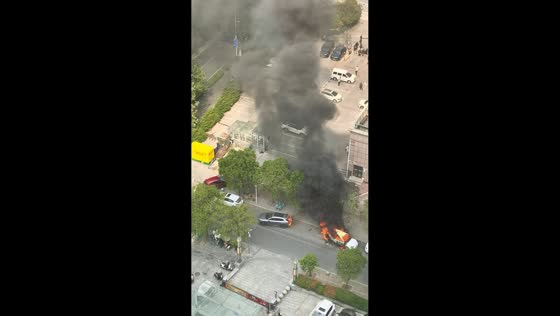 Electric vehicle fire spreads to nearby cars at intersection in Henan, China