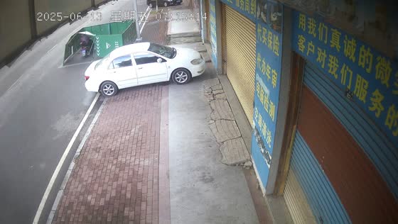 Motorcycle rider crashes into construction roadblock in Guangdong, China