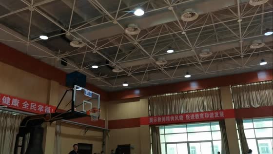 Principal makes no-look basketball shot in Shaanxi, China