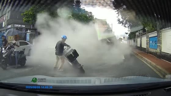 Truck emits strong exhaust fumes startling rider in Guangxi, China