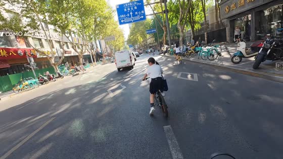 Cyclists collide after sudden lane change in Sichuan, China