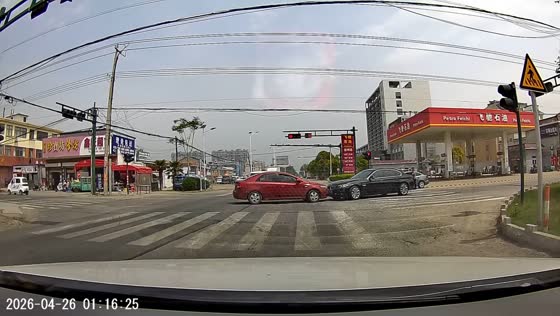 Close call between two cars at intersection in Jiangsu, China