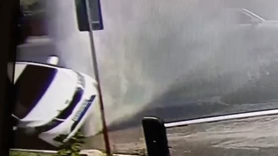 Car overturned by powerful water stream in Samara intersection