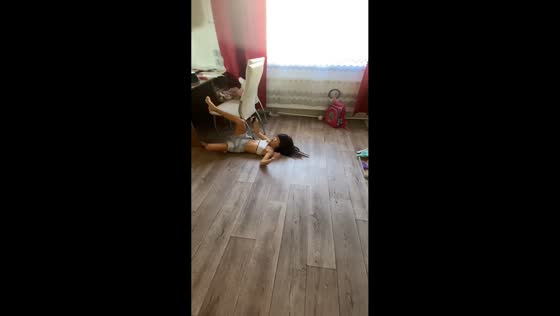 Girl falls after swing handles break at home in Russia