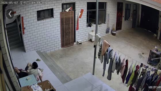 Plastic chair breaks under couple in Henan, China