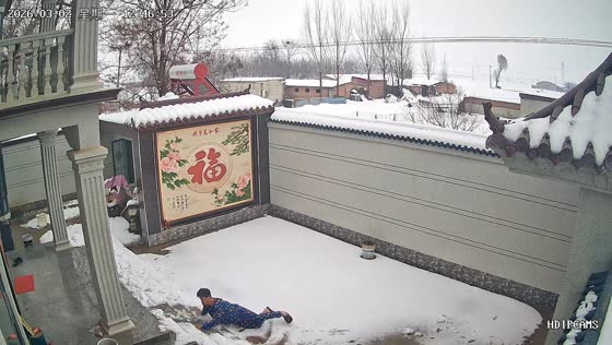 Man slips on icy doorstep outside home in Hebei, China