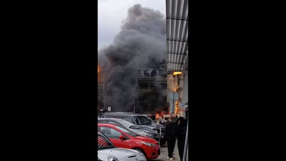 Massive fire engulfs "Giant" shopping center in Kaliningrad, Russia
