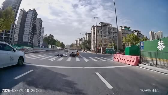 Speeding scooter collides with crossing cyclist at pedestrian lane in Sichuan, China