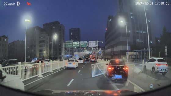  Car crashes into guard rail and hits another car in Shandong, China