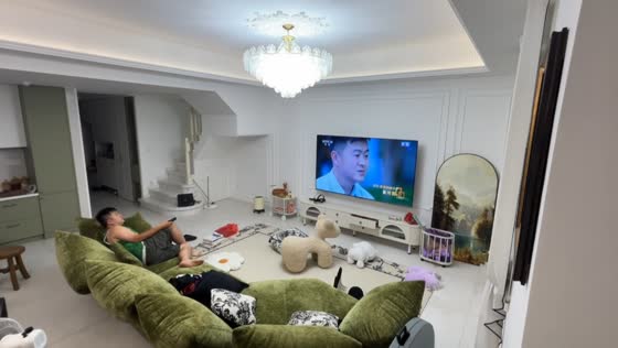 Man calmly keeps watching TV during 5.5-magnitude earthquake in Yibin, China