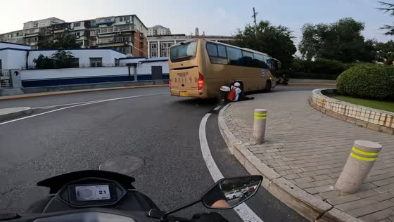 Bus hits motorcycle rider at crossroad in Beijing, China