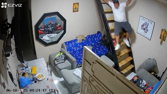 Man slips down steep stairs at home mishap in Guayaquil, Ecuador