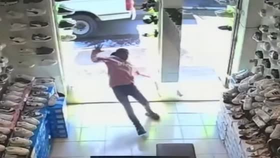 Woman slips entering shoe store in San Martín Texmelucan, Mexico