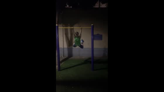 Girl slips after jumping from pull-up bar in Hubei, China