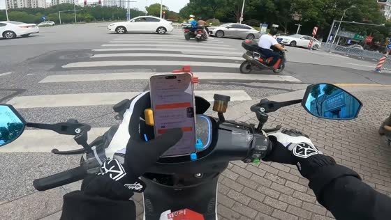 Two e-scooter riders collide at intersection in Jiangsu, China