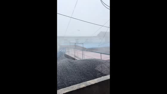 Powerful windstorm tears debris from rooftop in Anhui, China