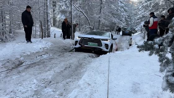 Car rescued from icy road after failed attempt damages bumper in Shaanxi, China