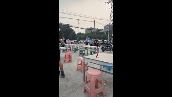 Static electricity makes hair stand up at street stall in Jiangsu, China