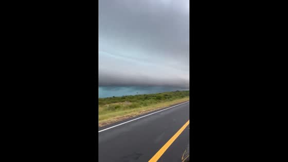 Intense thunderstorm brings dark skies and strong winds to Artigas, Uruguay