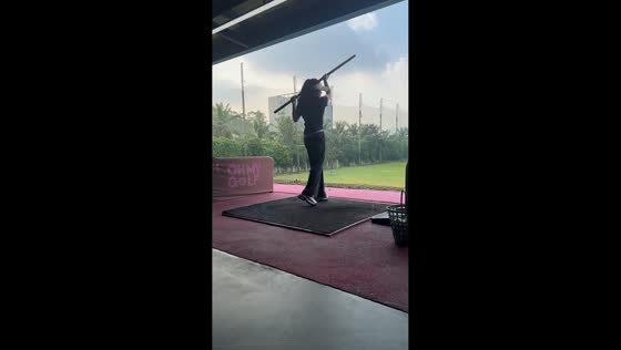 Shovel breaks apart during unusual golf swing in Guangdong, China
