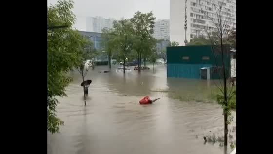 Samokat courier braves Moscow floods to deliver order